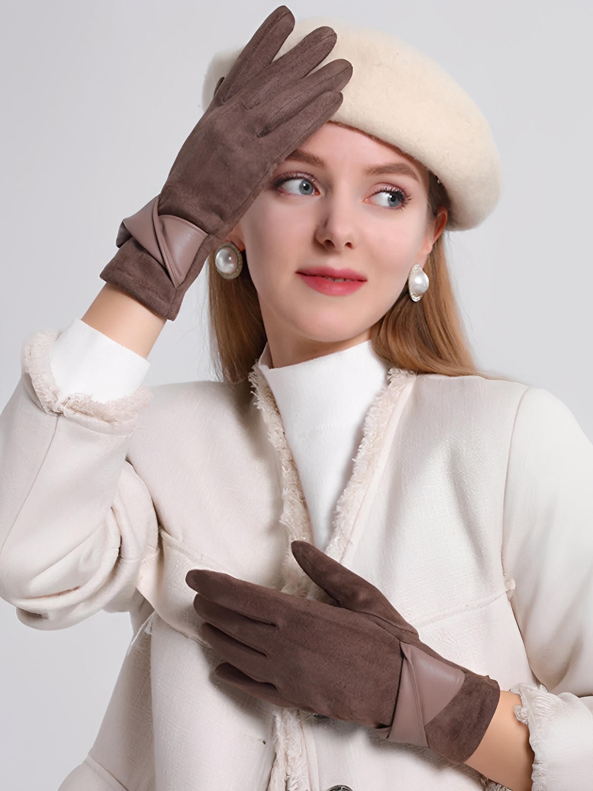 Gants femme hiver, gants tactiles chauds, en suédine doublés, gants chic avec nœud simili vegan, modèle Fouke - Gants - Café