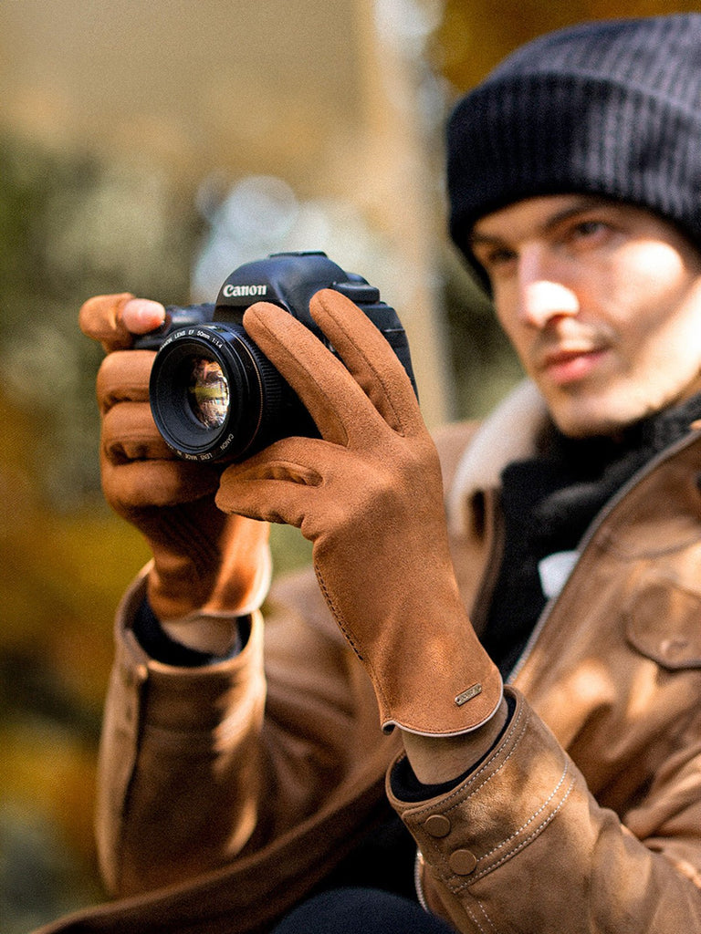 Gants homme hiver, suédine tactile, doublure chaude, paume antidérapante, accessoire mode hiver, gants chic, modèle Gustave - Gants - Camel