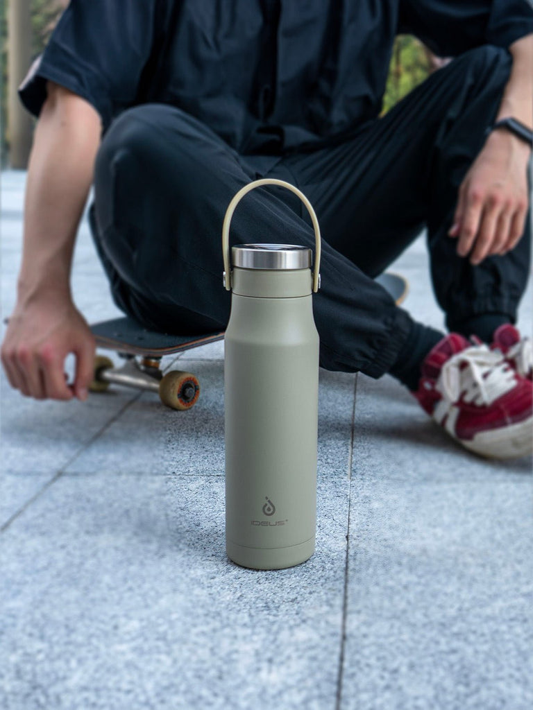 Gourde isotherme en inox 304, gamme IDEUS, bouteille étanche 700ml, poignée portable, maintien chaud 12h froid 24h, revêtement mat, sans BPA, modèle Xami - Gourde et Thermos - Bleu nuit