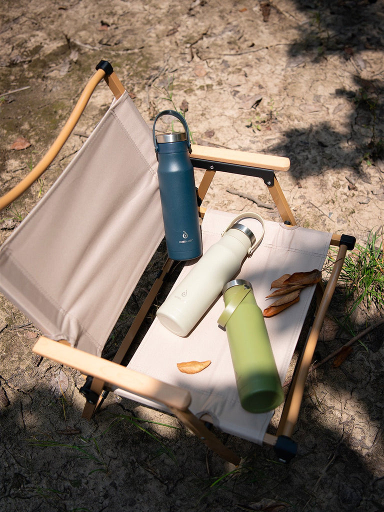 Gourde isotherme en inox 304, gamme IDEUS, bouteille étanche 700ml, poignée portable, maintien chaud 12h froid 24h, revêtement mat, sans BPA, modèle Xami - Gourde et Thermos - Bleu nuit