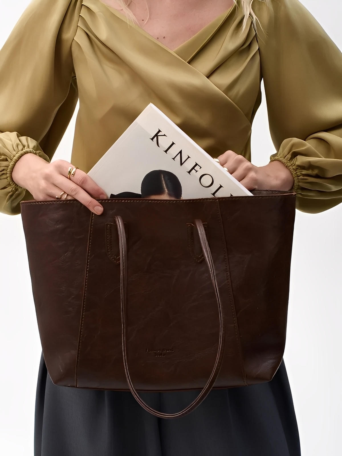Grand sac à main femme simili vegan, A4, fermeture zip poche intérieure, porté épaule, chic et fashion bag, modèle Sophronie - Sac à main - Café