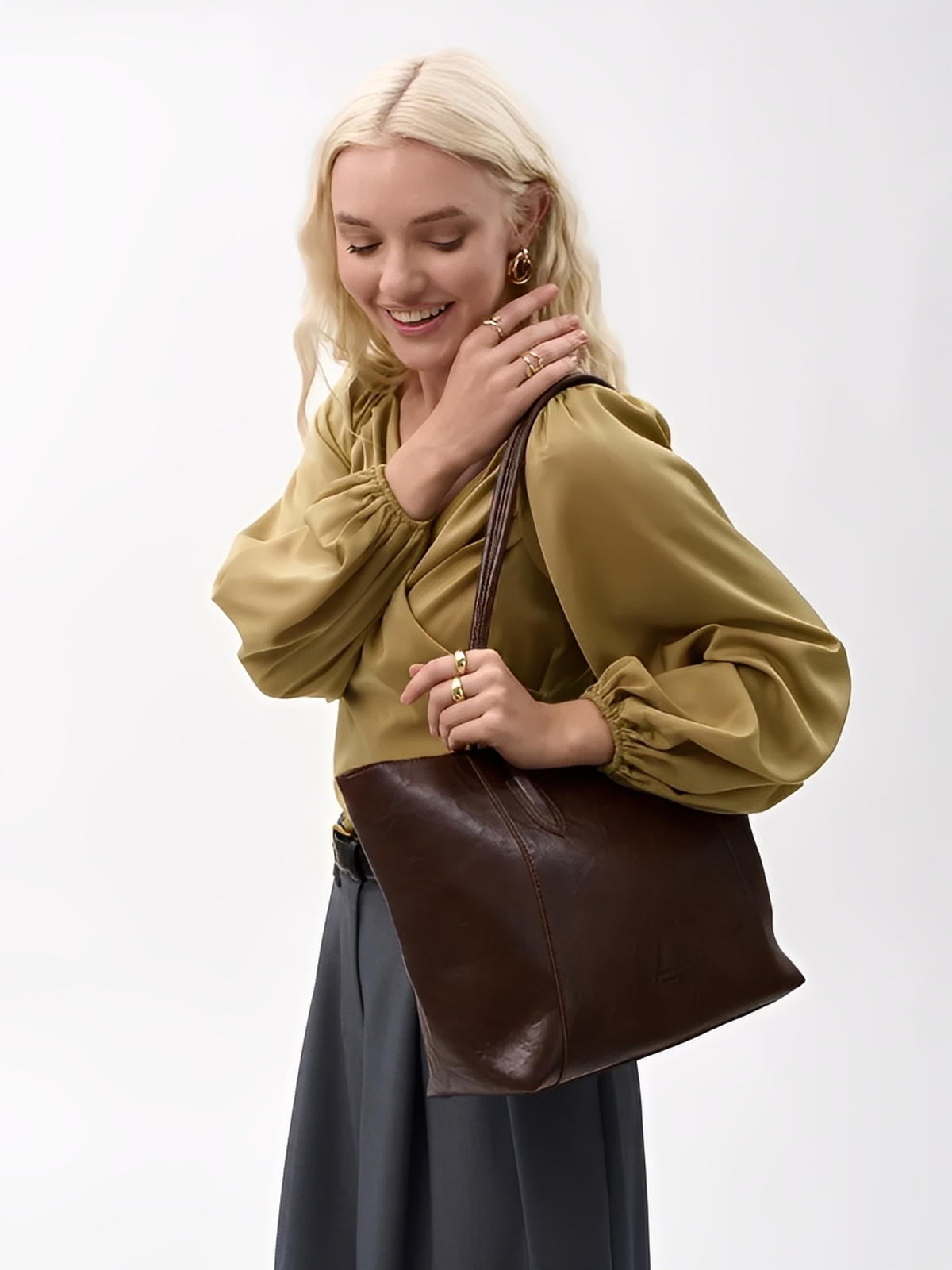 Grand sac à main femme simili vegan, A4, fermeture zip poche intérieure, porté épaule, chic et fashion bag, modèle Sophronie - Sac à main - Café
