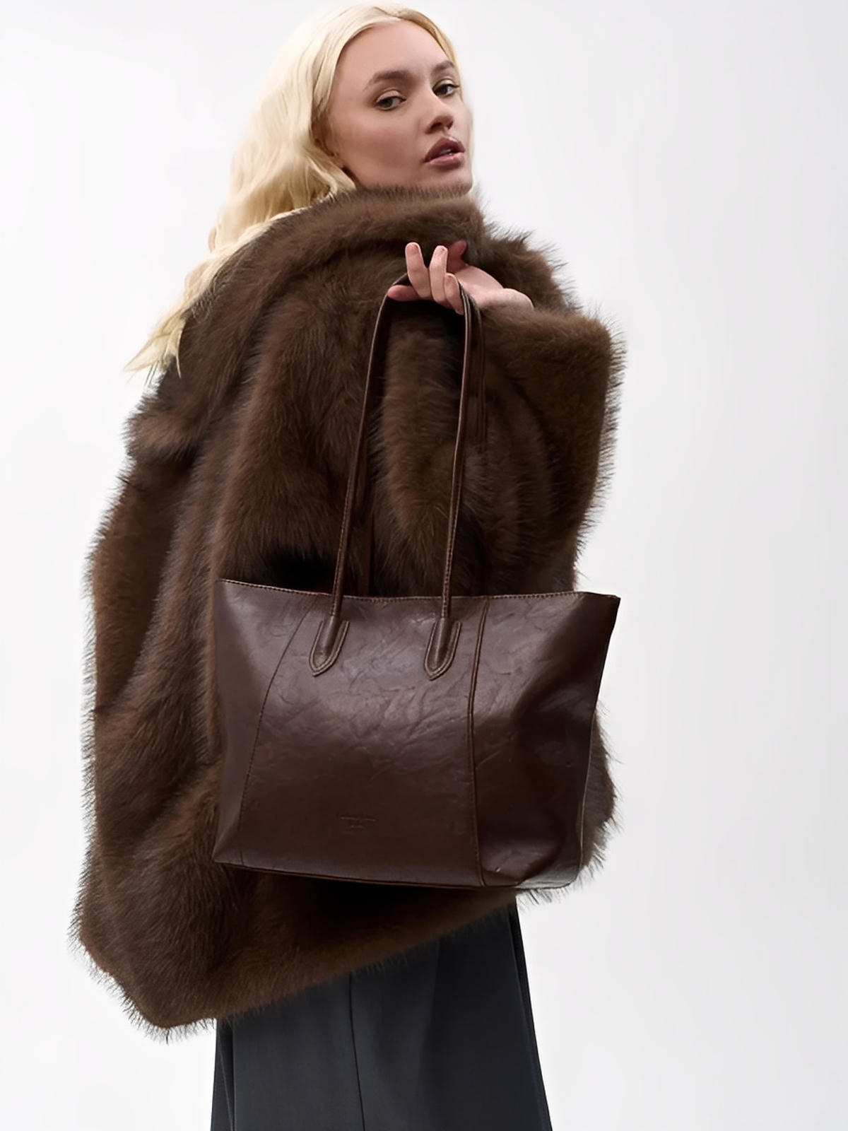 Grand sac à main femme simili vegan, A4, fermeture zip poche intérieure, porté épaule, chic et fashion bag, modèle Sophronie - Sac à main - Café