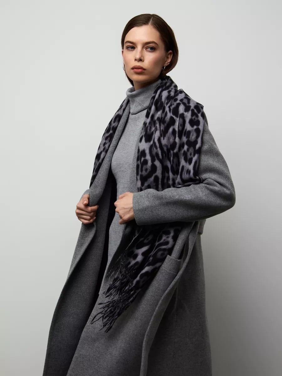 Sciarpa leopardata da donna, morbida e calda, lana ed eco-cashmere, grande formato 180x70 cm, accessorio invernale chic, stile audace e confortevole, modello Zorus