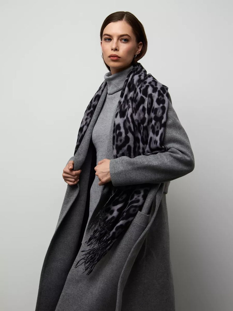 Sciarpa leopardata da donna, morbida e calda, lana ed eco-cashmere, grande formato 180x70 cm, accessorio invernale chic, stile audace e confortevole, modello Zorus