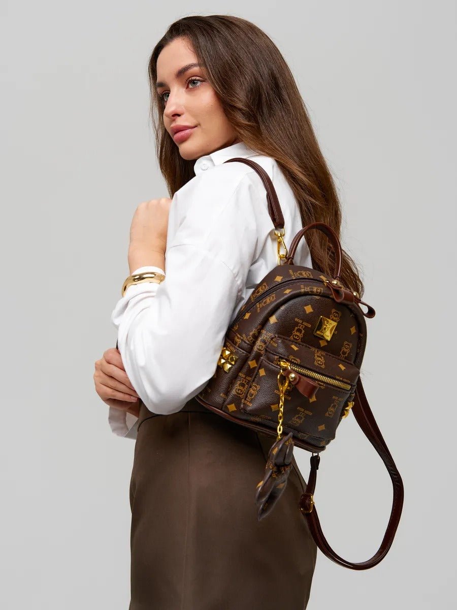 Mini sac à dos femme marron, sac dos imprimé ours "Teddy Bear", sac mode portable, sac de ville tendance, sac aspect luxe, modèle Louisa - Sac à dos - Marron