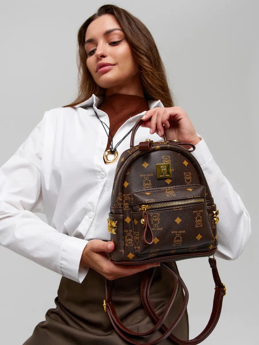 Mini sac à dos femme marron, sac dos imprimé ours "Teddy Bear", sac mode portable, sac de ville tendance, sac aspect luxe, modèle Louisa - Sac à dos - Marron