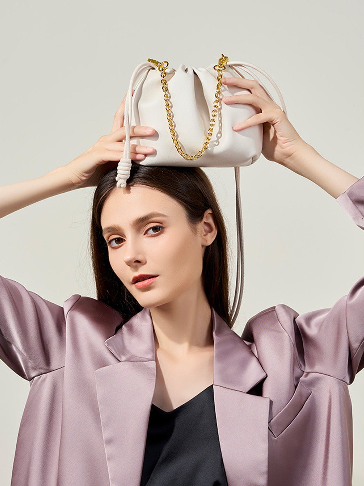 Mini sac seau en cuir, sac bandoulière avec chaîne, sac à lacets en cuir souple, sac à main tendance 2025, sac féminin chic, modèle Ipsy - Sac à main - Blanc