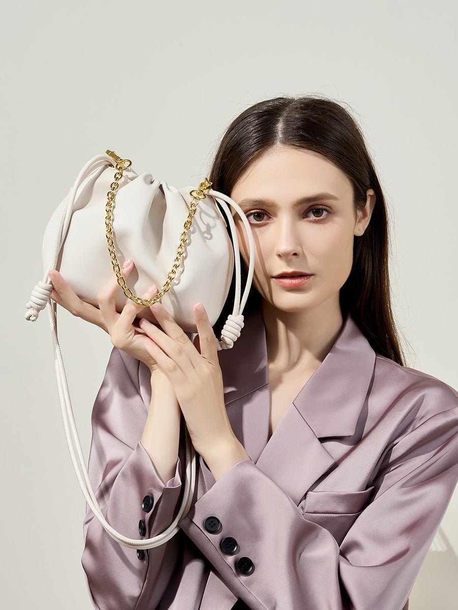 Mini sac seau en cuir, sac bandoulière avec chaîne, sac à lacets en cuir souple, sac à main tendance 2025, sac féminin chic, modèle Ipsy - Sac à main - Blanc