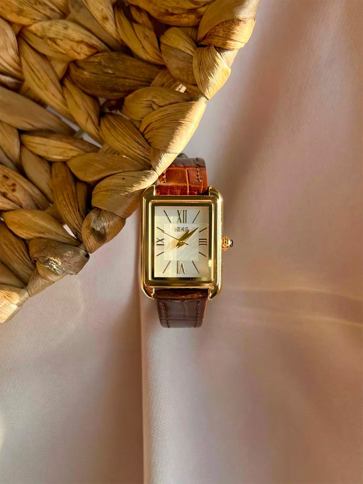 Montre rectangulaire femme, boîtier doré, chiffres romains, bracelet simili vegan, style vintage, modèle Shana - Montre - Marron