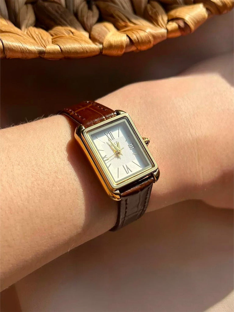 Montre rectangulaire femme, boîtier doré, chiffres romains, bracelet simili vegan, style vintage, modèle Shana - Montre - Marron