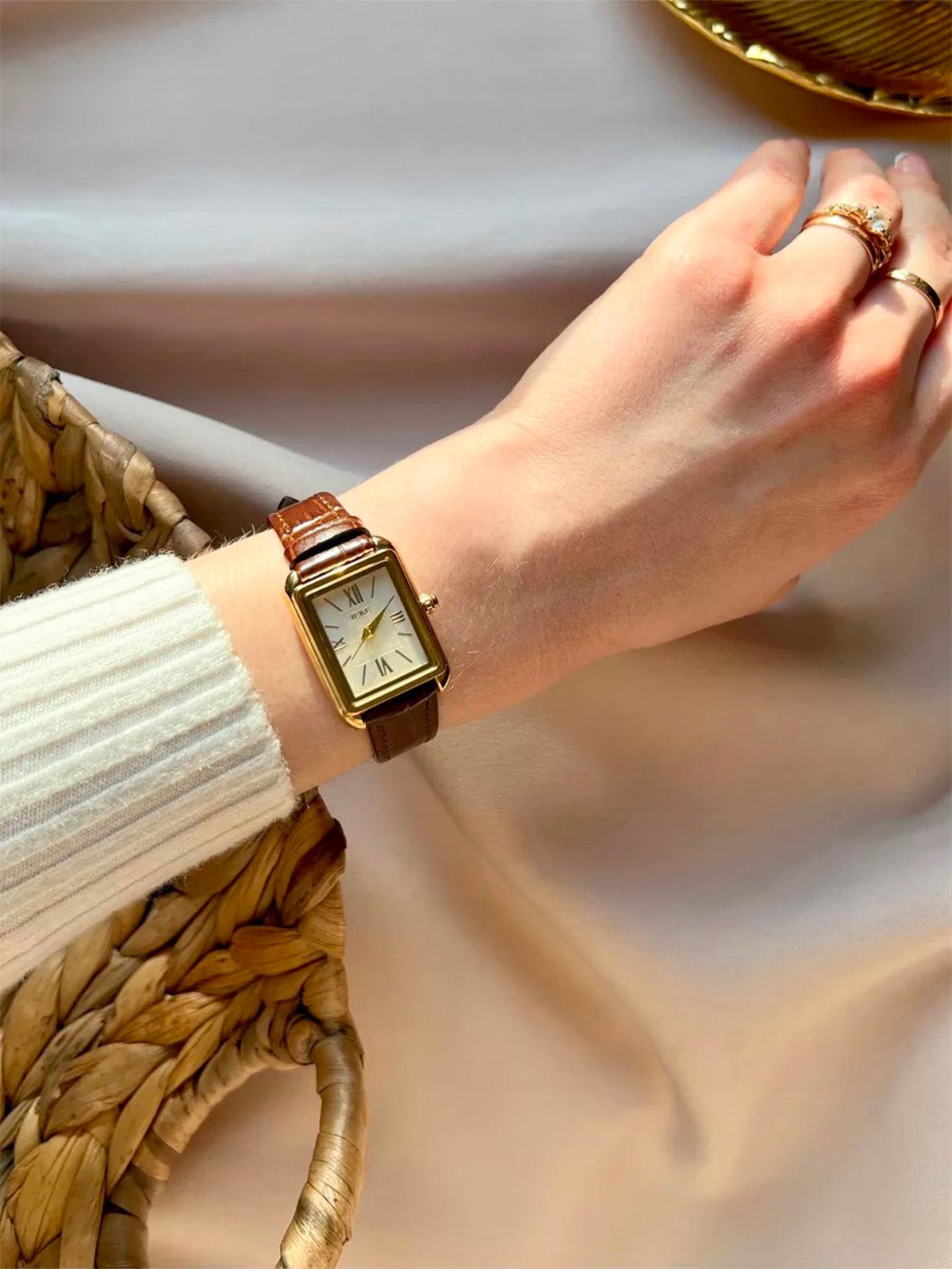 Montre rectangulaire femme, boîtier doré, chiffres romains, bracelet simili vegan, style vintage, modèle Shana - Montre - Marron