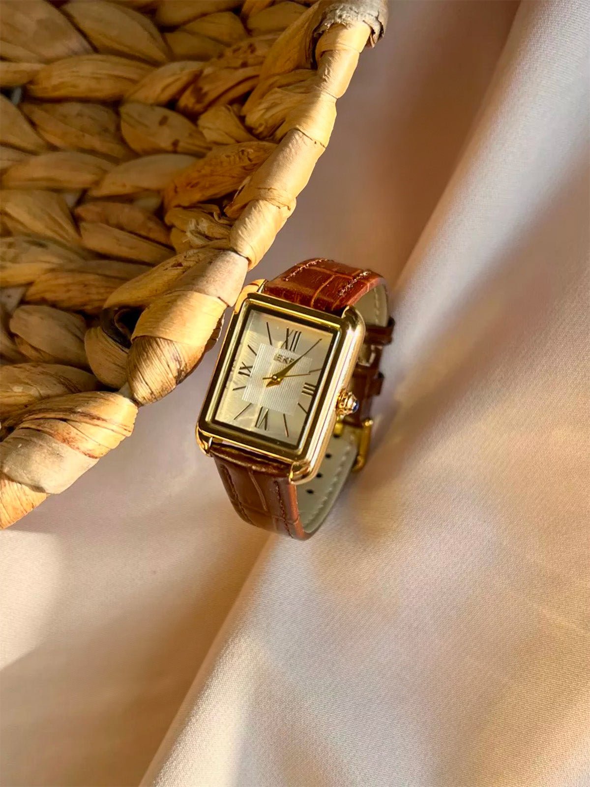 Montre rectangulaire femme, boîtier doré, chiffres romains, bracelet simili vegan, style vintage, modèle Shana - Montre - Marron