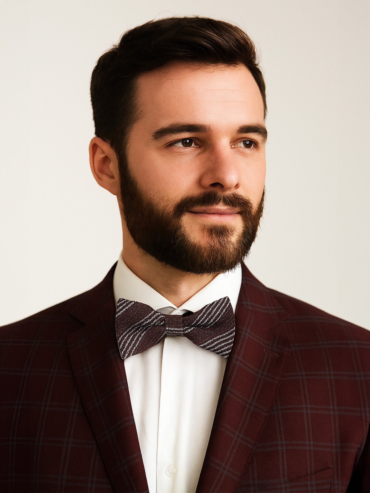Nœud papillon homme bordeaux rayé, accessoire mariage chic, nœud papillon pré - noué rayures blanches, style business raffiné, nœud papillon coton et polyester confortable, modèle Amine - Bonnets - Bordeaux