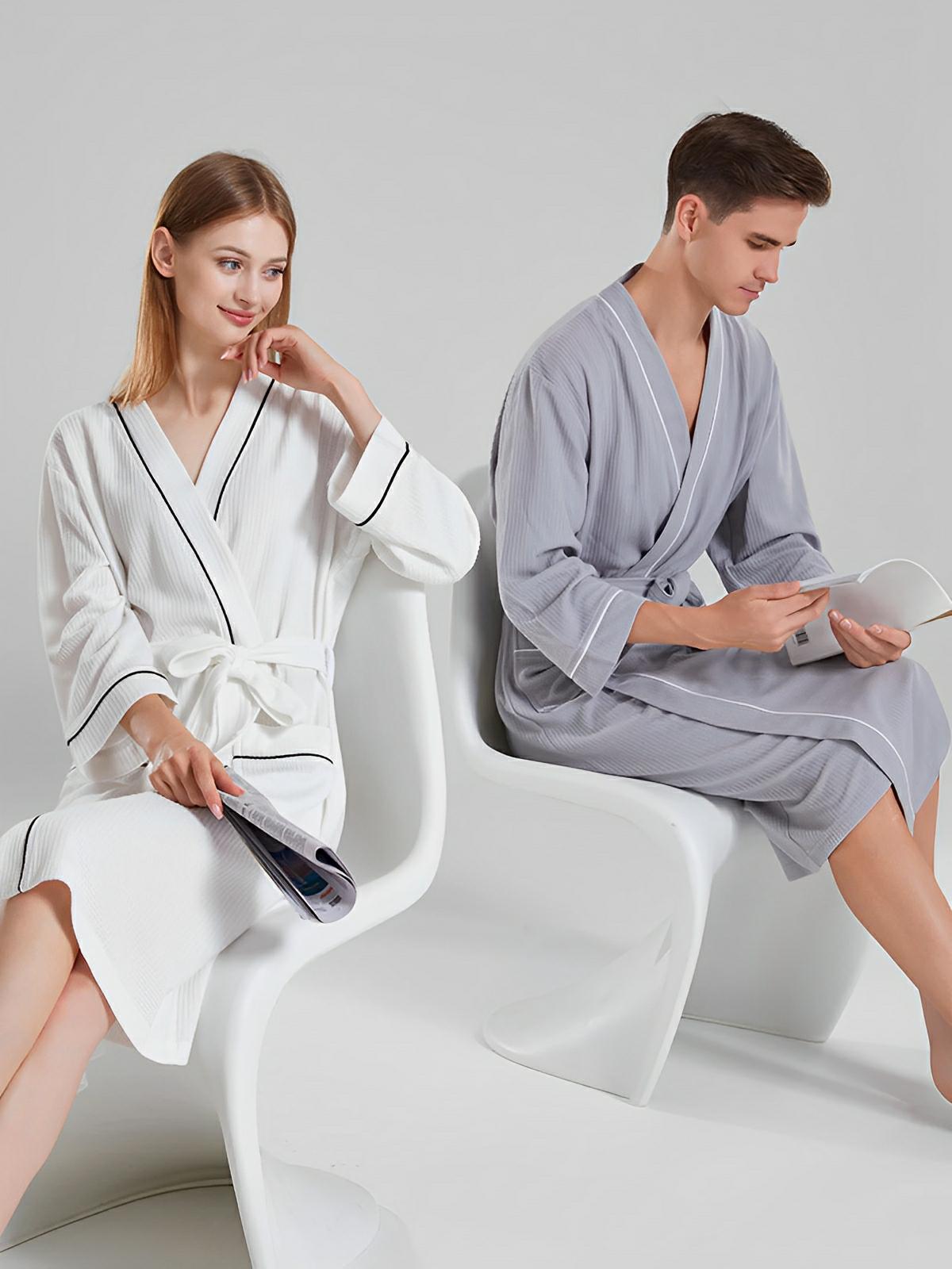 Peignoir homme femme, coton nid d'abeille doux, ceinture ajustable, poches pratiques, col en V moderne, peignoir long léger, peignoir bain confort, peignoir maison, modèle Lermi - Peignoir - Bleu marine M