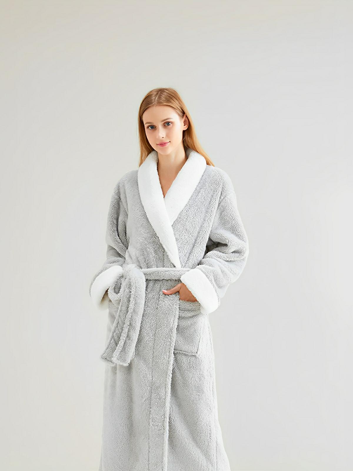 Peignoir polaire doux, peignoir long mixte hiver, ceinture amovible, col châle contrasté, poches pratiques, confort cocooning, plusieurs couleurs, modèle Cassiope - Peignoir - Gris M