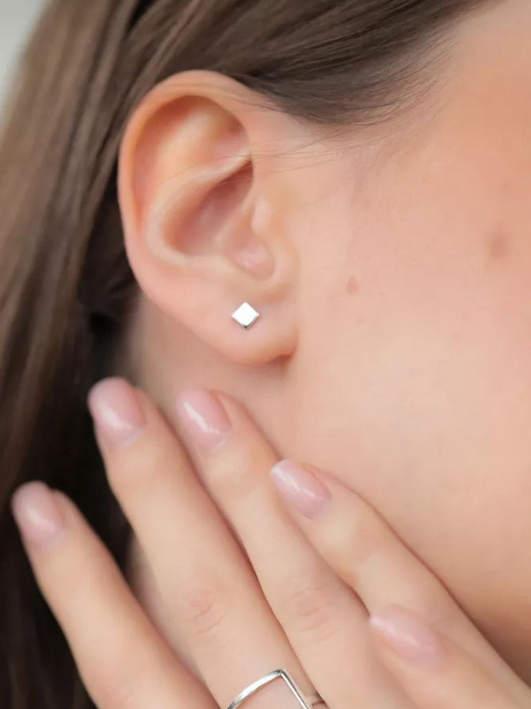 Petites boucles d’oreilles femme, carré minimaliste, acier inoxydable, or ou or rose, bijou léger, style moderne, modèle Elicheva - Boucles d'oreilles - Argent 4 mm