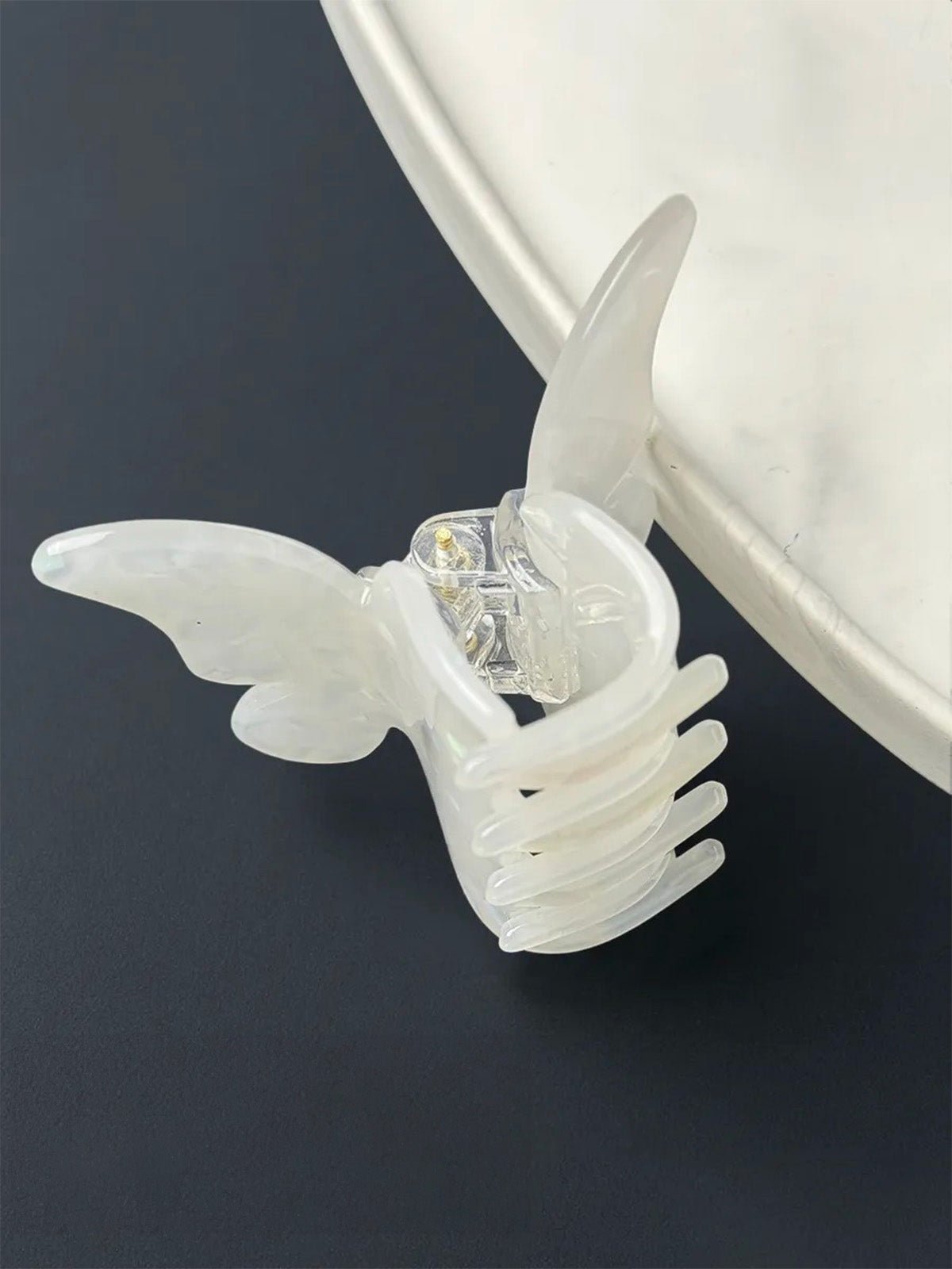 Pince à cheveux papillon en acétate nacré, accessoire coiffure femme solide et lumineux pour un maintien parfait, modèle Ziza - Pince à cheveux - Blanc