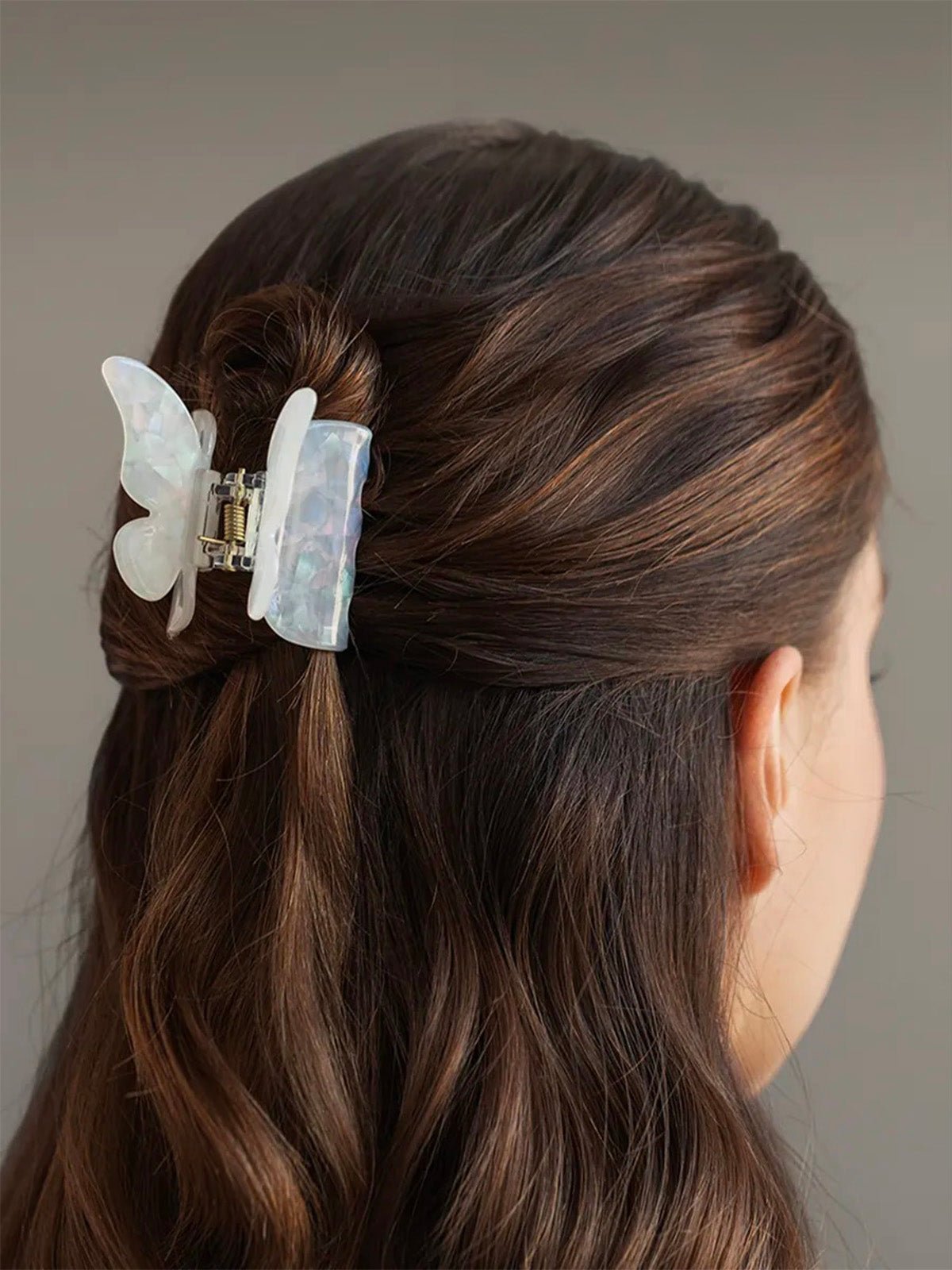 Pince à cheveux papillon en acétate nacré, accessoire coiffure femme solide et lumineux pour un maintien parfait, modèle Ziza - Pince à cheveux - Blanc