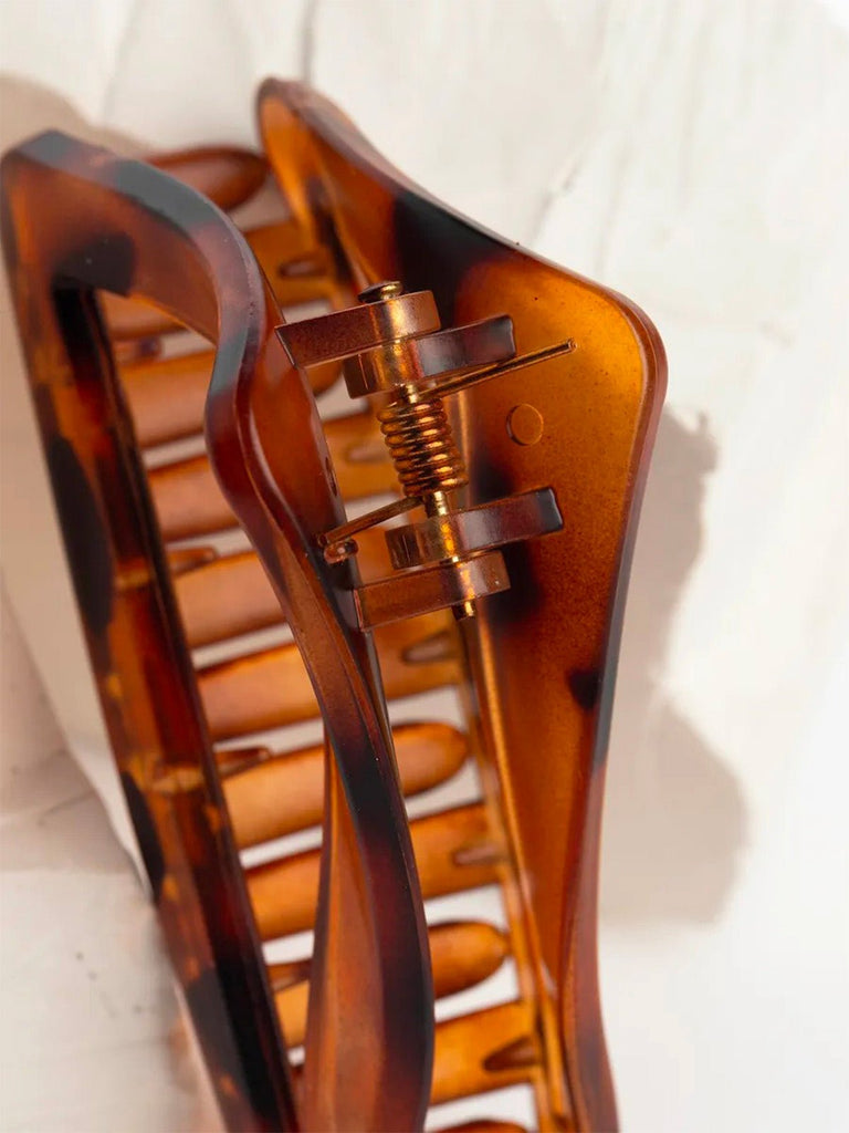 Pince à cheveux triangle, crabe acrylique femme, clip géométrique écaille, barrette cheveux solide, coiffure tendance, modèle Shemine - Pince à cheveux - Ambre