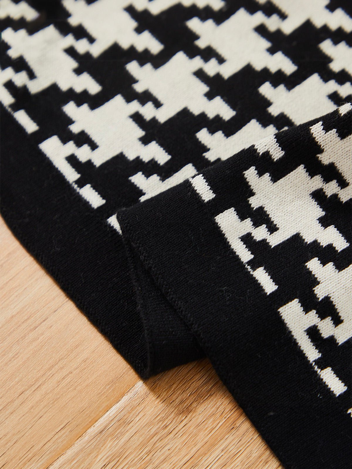 Plaid coton pied - de - poule, jeté de canapé cosy, couverture douce été, plaid déco salon, plaid noir blanc ou noir café, modèle Thalis - Blanc et noir 130 x 160 cm