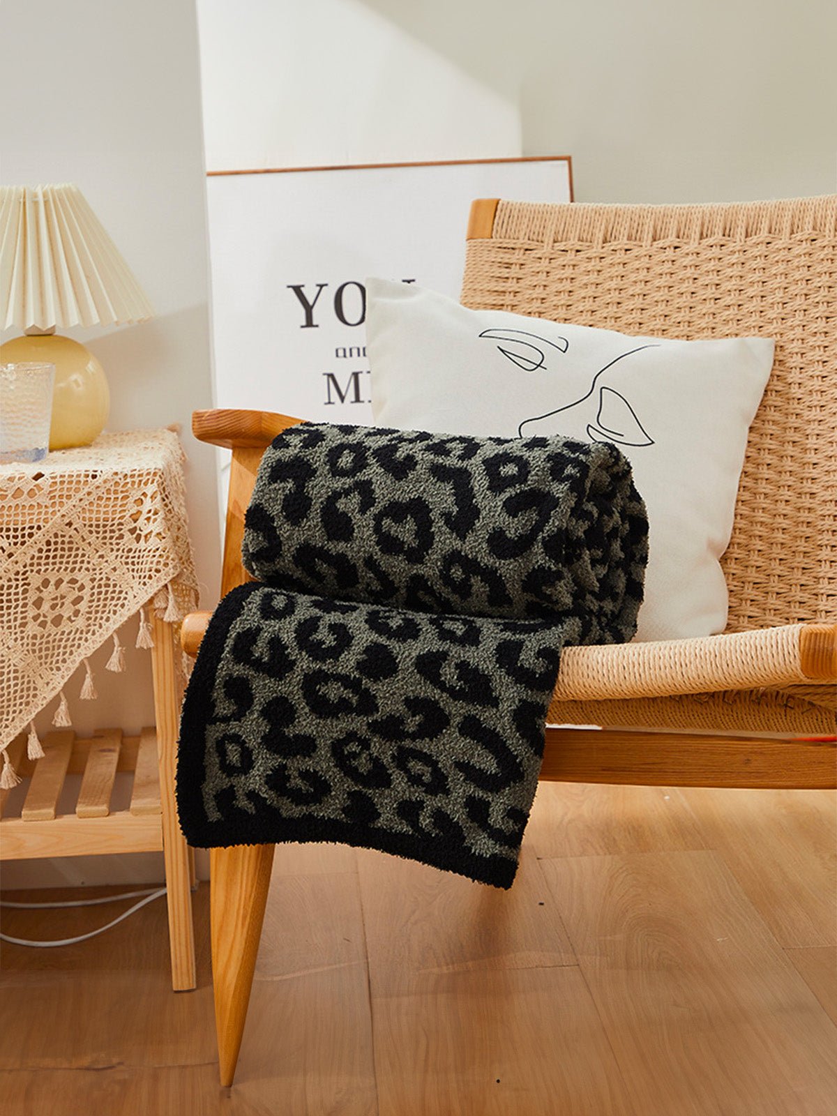 Plaid léopard noir gris, couverture chaude canapé, plaid doux pour salon, jeté de lit cosy, couverture design animalier, Yano - Noir et gris