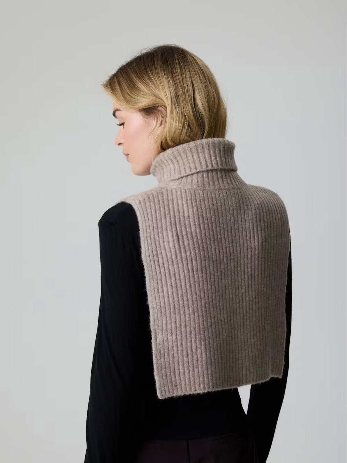 Plastron tricoté femme, col montant, fausse encolure chaude, accessoire hiver, cache - cou maille douce, style sobre et confortable, modèle Gise - Plastron - Beige