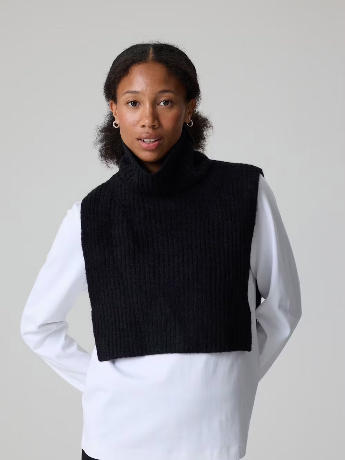 Plastron tricoté femme, col montant, fausse encolure chaude, accessoire hiver, cache - cou maille douce, style sobre et confortable, modèle Gise - Plastron - Noir