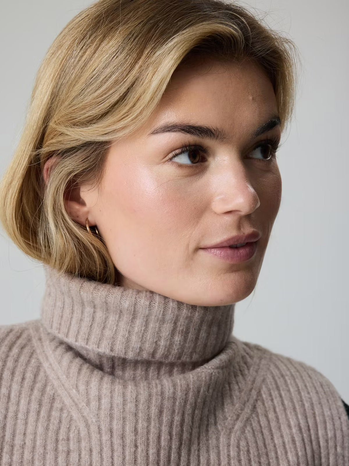 Plastron tricoté femme, col montant, fausse encolure chaude, accessoire hiver, cache - cou maille douce, style sobre et confortable, modèle Gise - Plastron - Beige