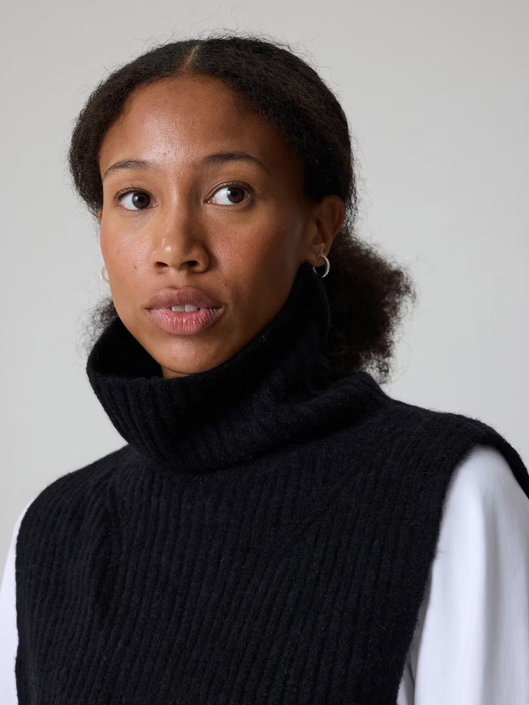 Plastron tricoté femme, col montant, fausse encolure chaude, accessoire hiver, cache - cou maille douce, style sobre et confortable, modèle Gise - Plastron - Noir