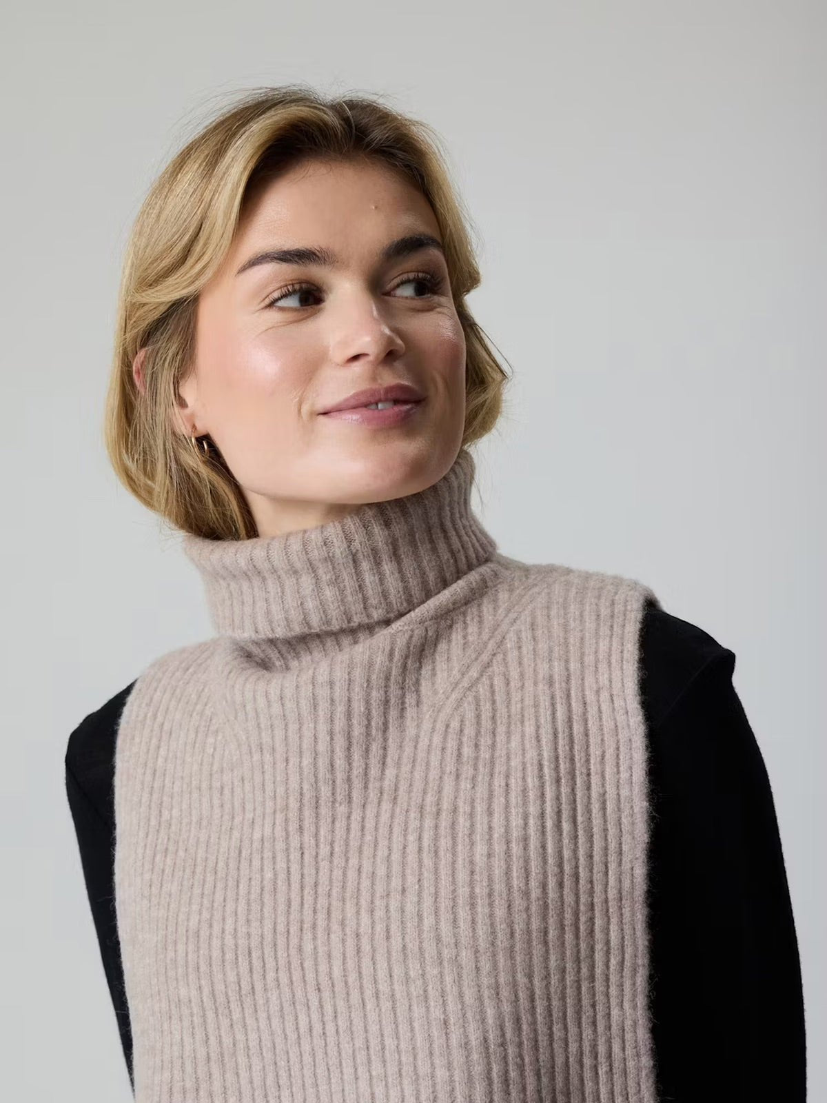 Plastron tricoté femme, col montant, fausse encolure chaude, accessoire hiver, cache - cou maille douce, style sobre et confortable, modèle Gise - Plastron - Beige