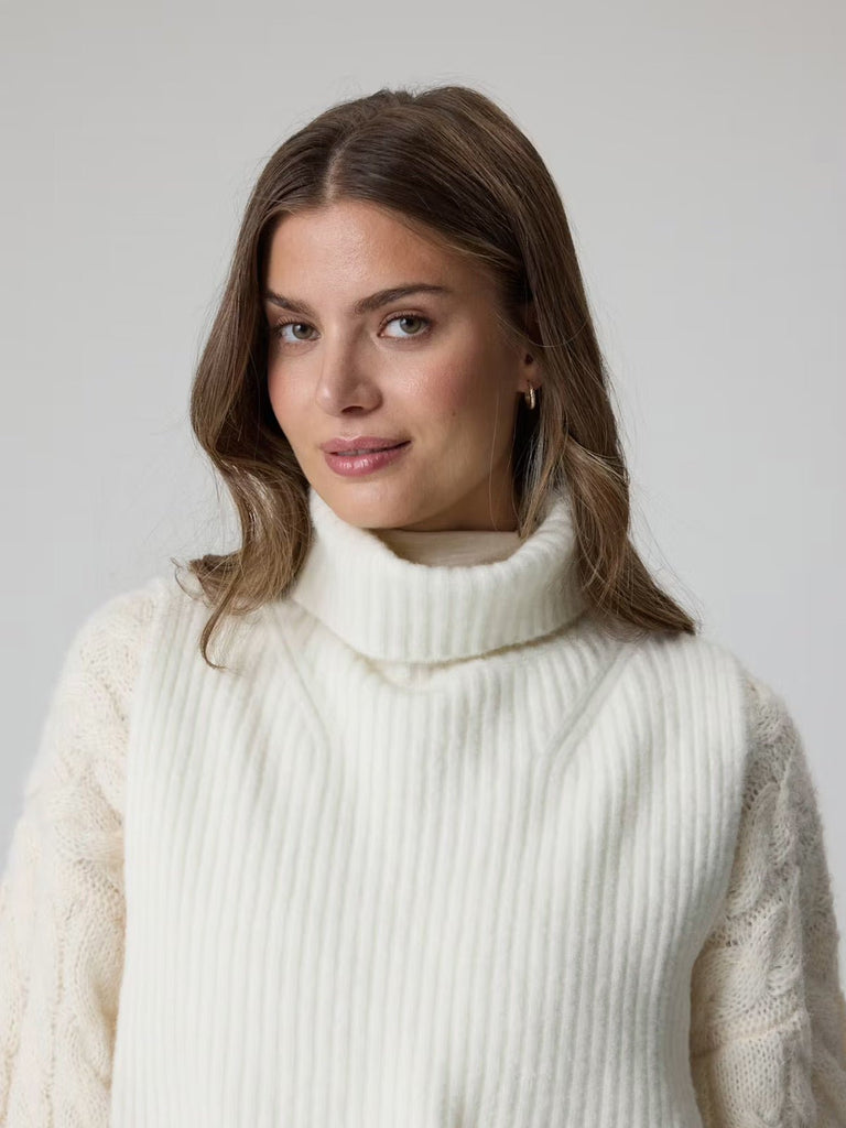 Plastron tricoté femme, col montant, fausse encolure chaude, accessoire hiver, cache - cou maille douce, style sobre et confortable, modèle Gise - Plastron - Blanc