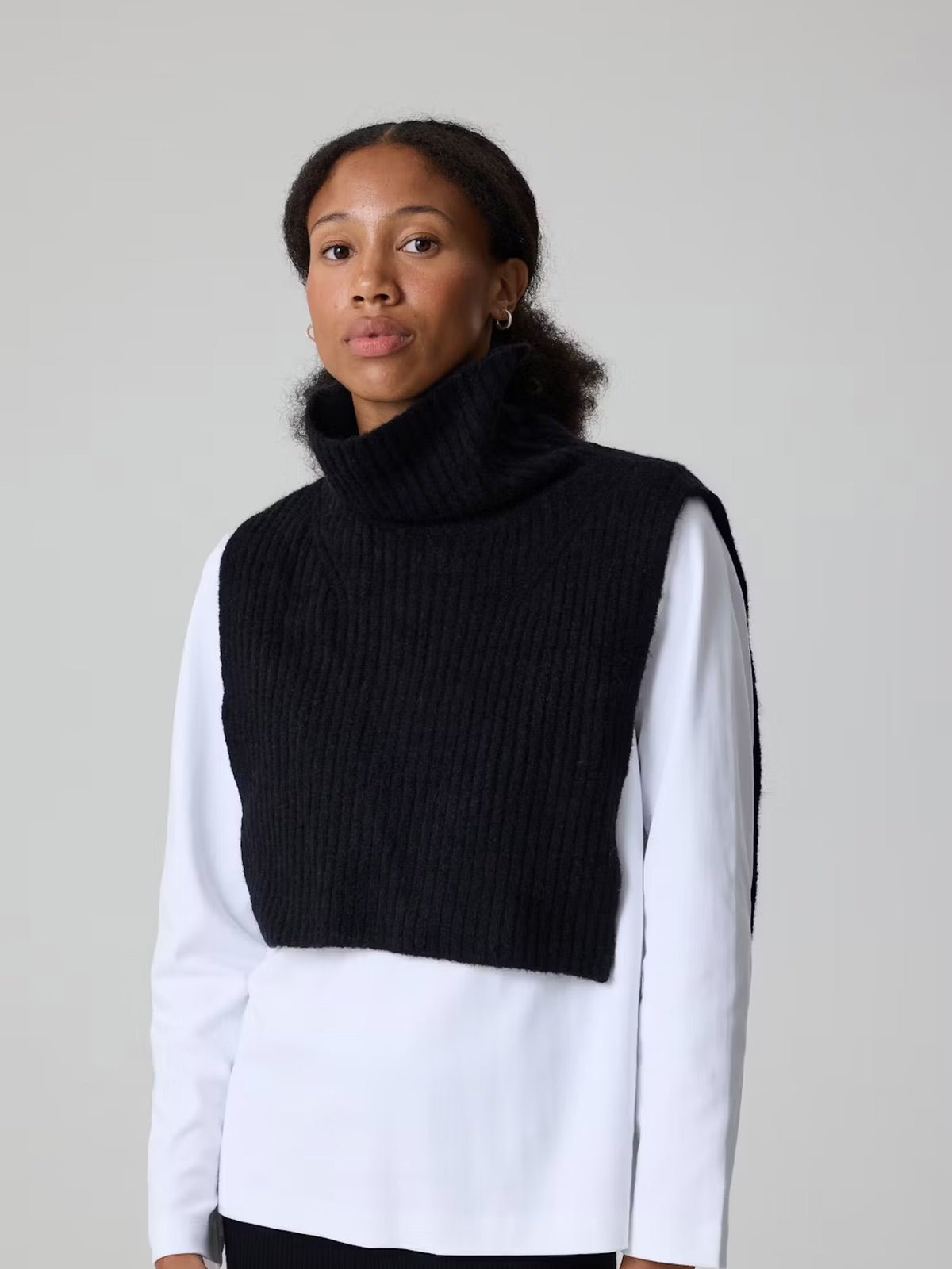 Plastron tricoté femme, col montant, fausse encolure chaude, accessoire hiver, cache - cou maille douce, style sobre et confortable, modèle Gise - Plastron - Noir