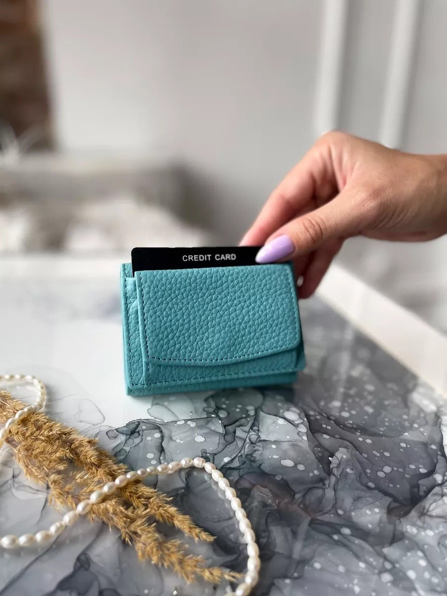 Portefeuille femme compact cuir grainé, protection RFID, porte - cartes pratique, format mini, porte - monnaie intégré, modèle Nadine - Porte - feuille - Bleu