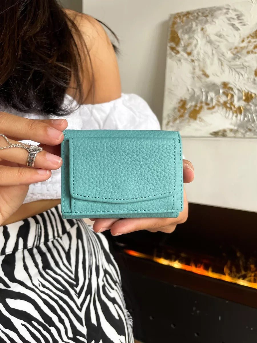 Portefeuille femme compact cuir grainé, protection RFID, porte - cartes pratique, format mini, porte - monnaie intégré, modèle Nadine - Porte - feuille - Bleu