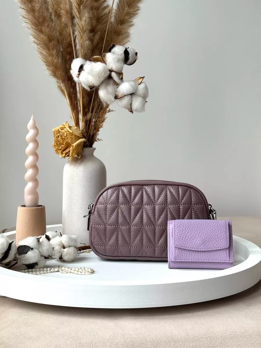 Portefeuille femme compact cuir grainé, protection RFID, porte - cartes pratique, format mini, porte - monnaie intégré, modèle Nadine - Porte - feuille - Lavande