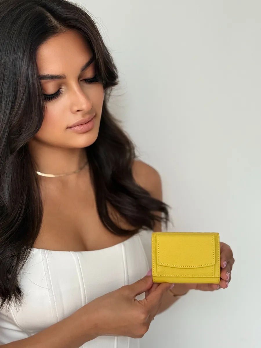 Portefeuille femme compact cuir grainé, protection RFID, porte - cartes pratique, format mini, porte - monnaie intégré, modèle Nadine - Porte - feuille - Jaune