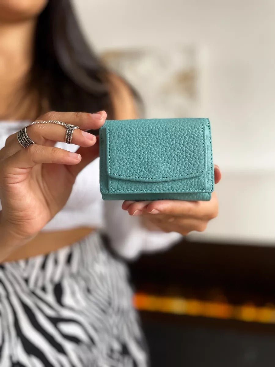 Portefeuille femme compact cuir grainé, protection RFID, porte - cartes pratique, format mini, porte - monnaie intégré, modèle Nadine - Porte - feuille - Bleu