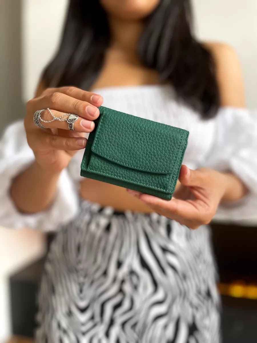 Portefeuille femme compact cuir grainé, protection RFID, porte - cartes pratique, format mini, porte - monnaie intégré, modèle Nadine - Porte - feuille - Vert