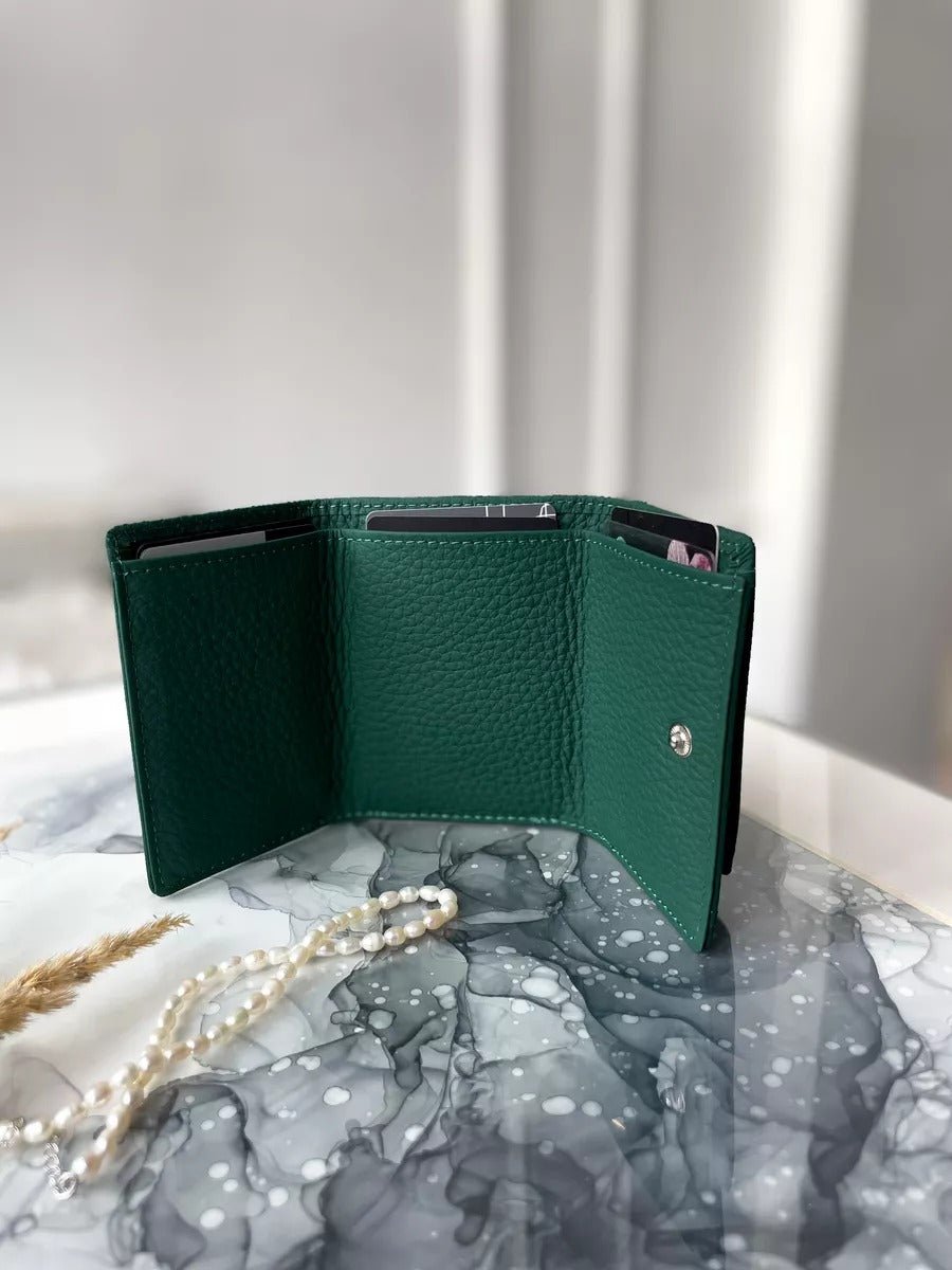 Portefeuille femme compact cuir grainé, protection RFID, porte - cartes pratique, format mini, porte - monnaie intégré, modèle Nadine - Porte - feuille - Vert