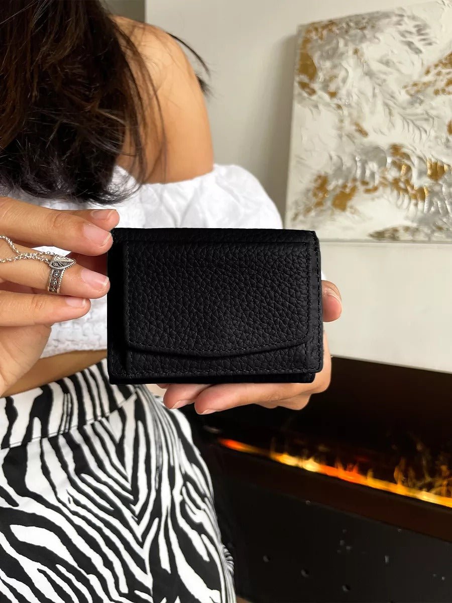 Portefeuille femme compact cuir grainé, protection RFID, porte - cartes pratique, format mini, porte - monnaie intégré, modèle Nadine - Porte - feuille - Noir