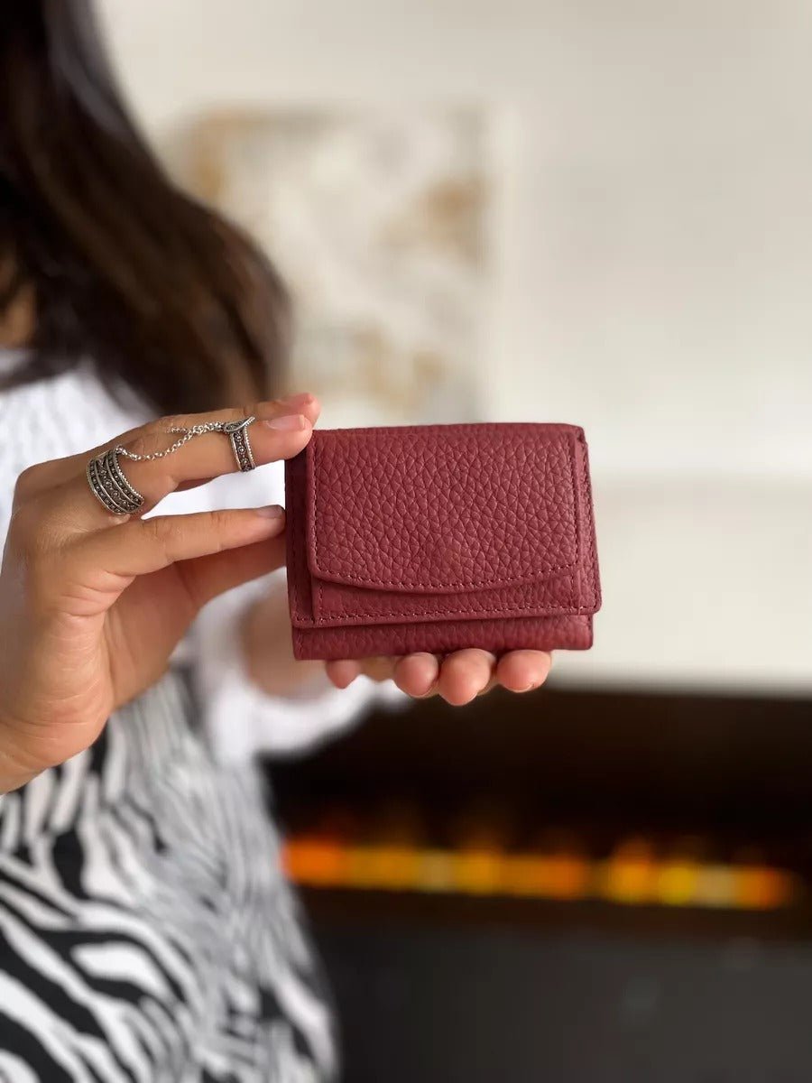 Portefeuille femme compact cuir grainé, protection RFID, porte - cartes pratique, format mini, porte - monnaie intégré, modèle Nadine - Porte - feuille - Bordeaux