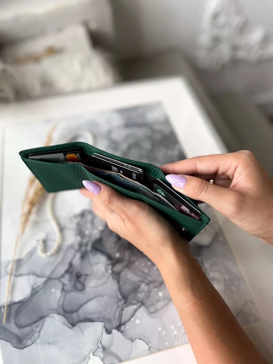 Portefeuille femme compact cuir grainé, protection RFID, porte - cartes pratique, format mini, porte - monnaie intégré, modèle Nadine - Porte - feuille - Vert