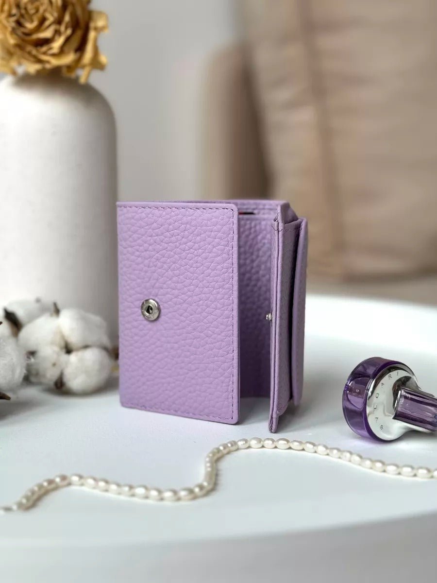 Portefeuille femme compact cuir grainé, protection RFID, porte - cartes pratique, format mini, porte - monnaie intégré, modèle Nadine - Porte - feuille - Lavande