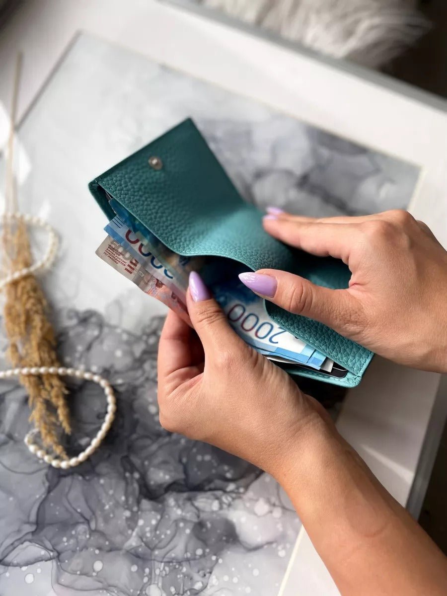 Portefeuille femme compact cuir grainé, protection RFID, porte - cartes pratique, format mini, porte - monnaie intégré, modèle Nadine - Porte - feuille - Bleu