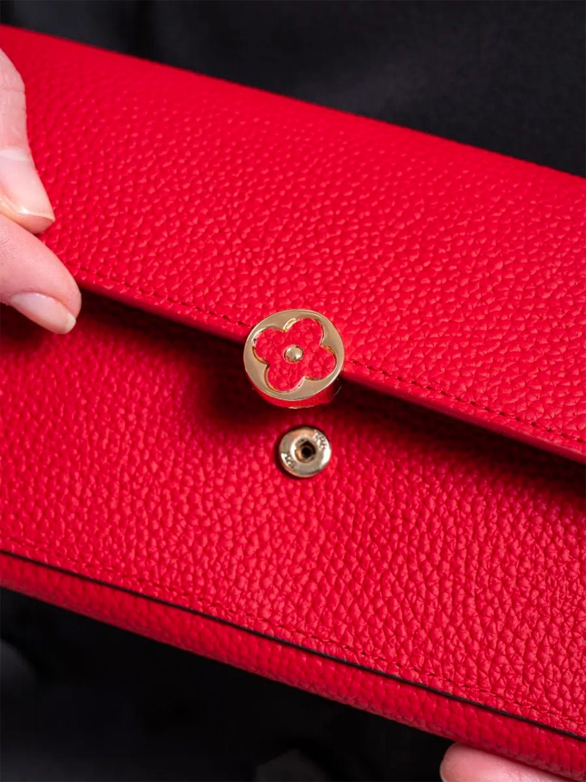 Portefeuille femme cuir, long format, bouton trèfle, multiples rangements, porte - cartes, porte - monnaie, modèle Armance - Porte - feuille - Rouge