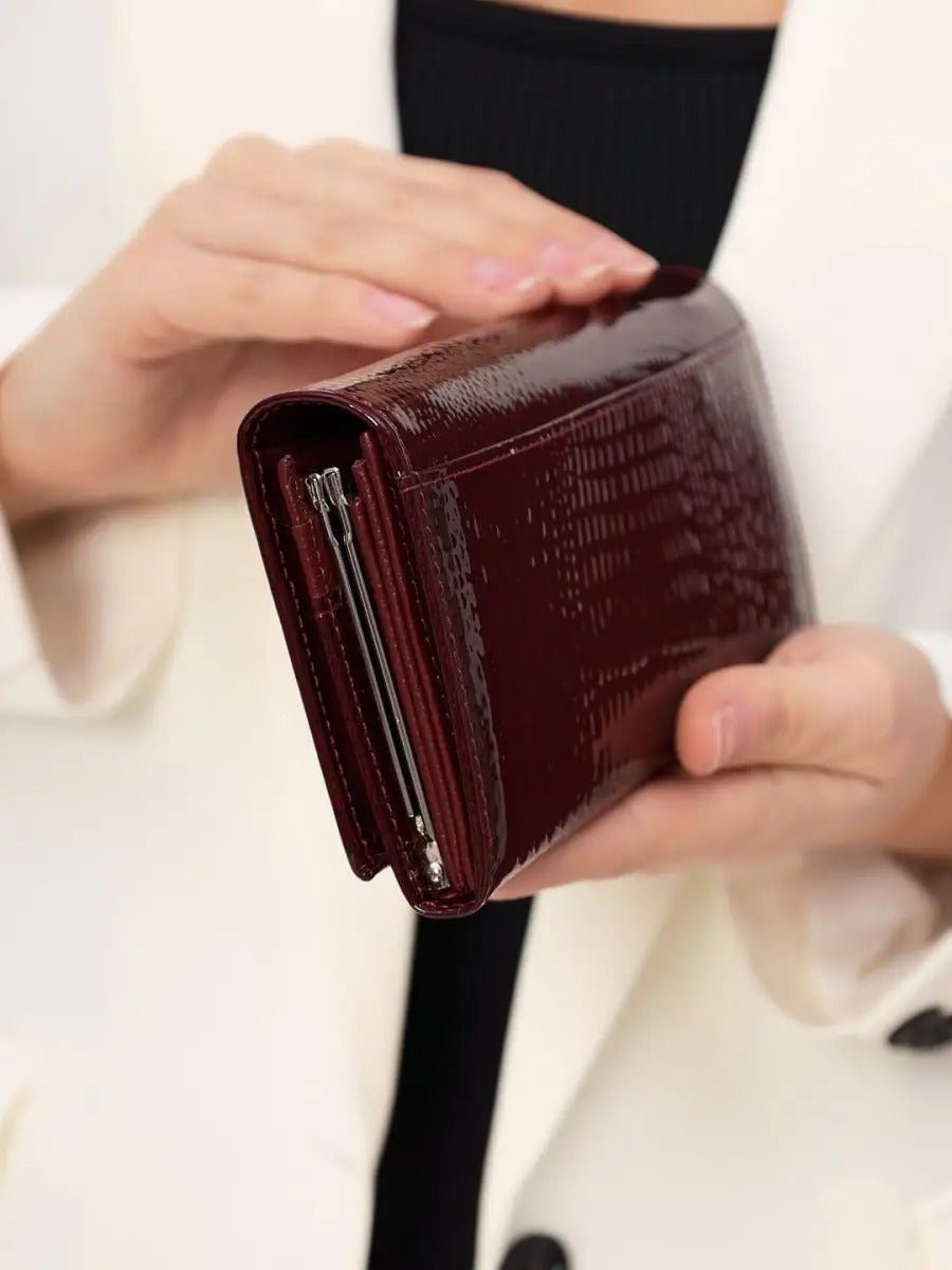Portefeuille femme cuir verni aspect crocodile, grand format, fermeture aimantée, porte - monnaie intégré, multi - cartes, modèle Felicia - Porte - feuille - Bordeaux