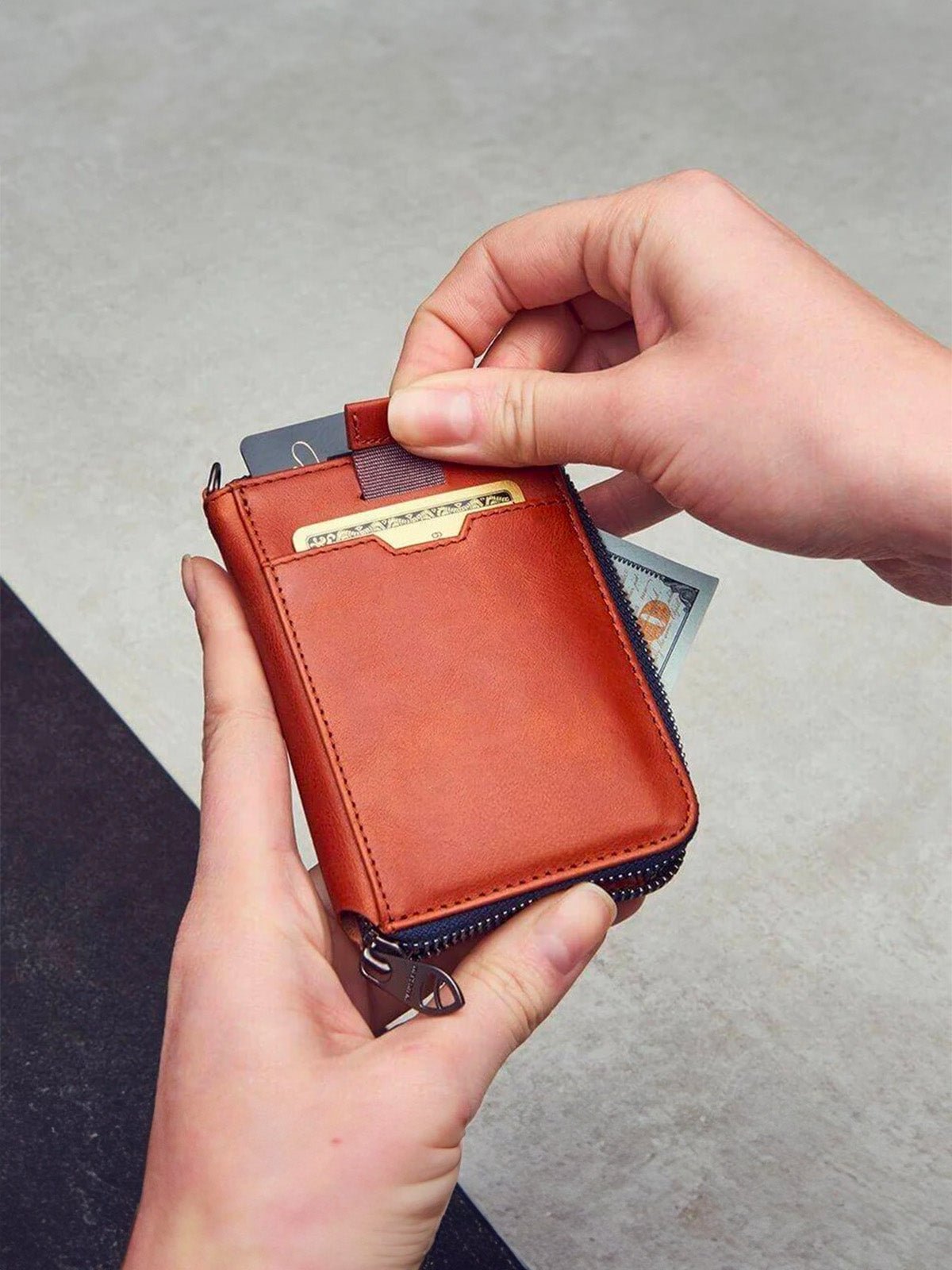 Portefeuille homme compact RFID, en simili vegan, zip intégral, tiroir cartes, format mince, pratique et moderne, modèle Ruino - Porte - feuille - Cognac
