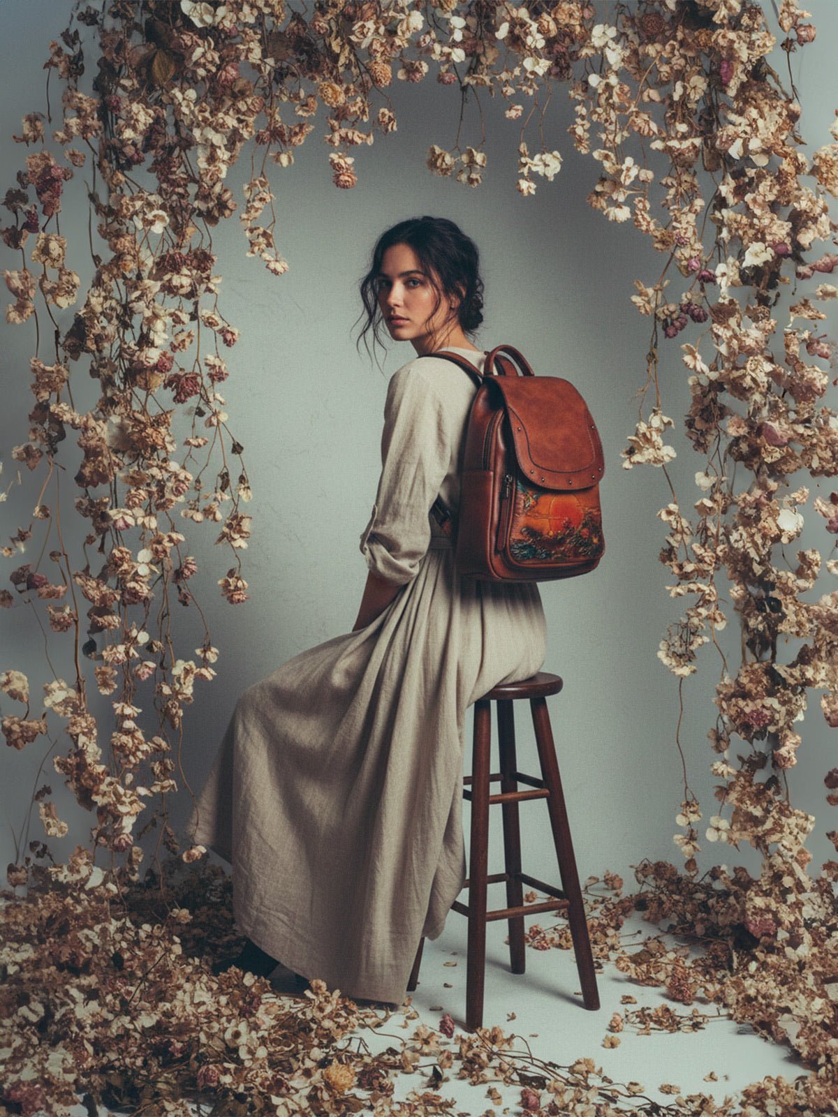 Sac à dos cuir femme, gravure fleurie, grande capacité, style rétro, marron vintage, cuir pleine fleur, sac artistique, modèle Savira - Sac à dos - Camel