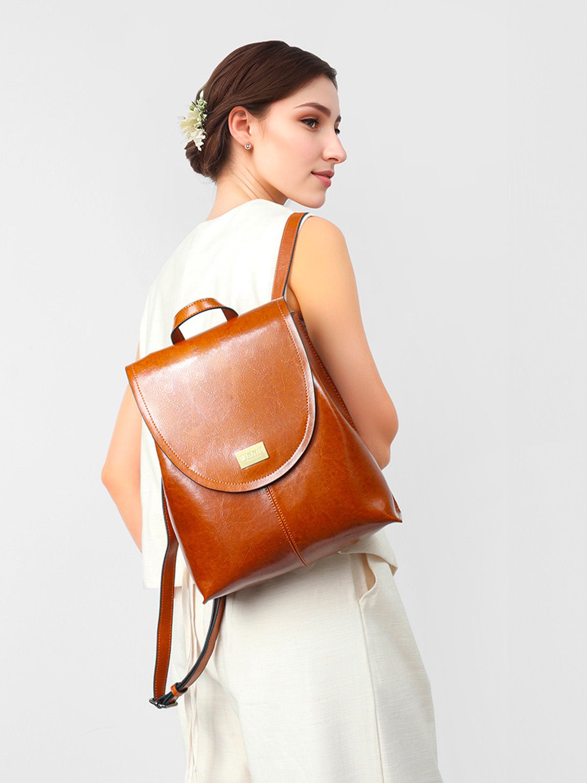 Sac à dos cuir femme, sac à dos ville, sac dos souple, sac dos fermeture magnétique, sac dos quotidien, modèle Osanne - Sac à dos - Cognac